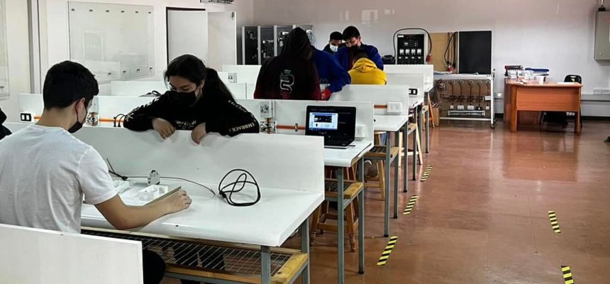 Alumnos de electricidad aprenden haciendo. Alumnos de electricidad aprenden haciendo.