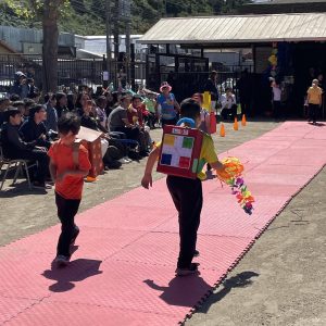 DESFILE MATERIAL RECICLADO
