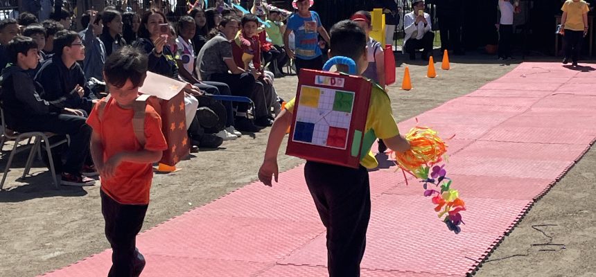 DESFILE MATERIAL RECICLADO